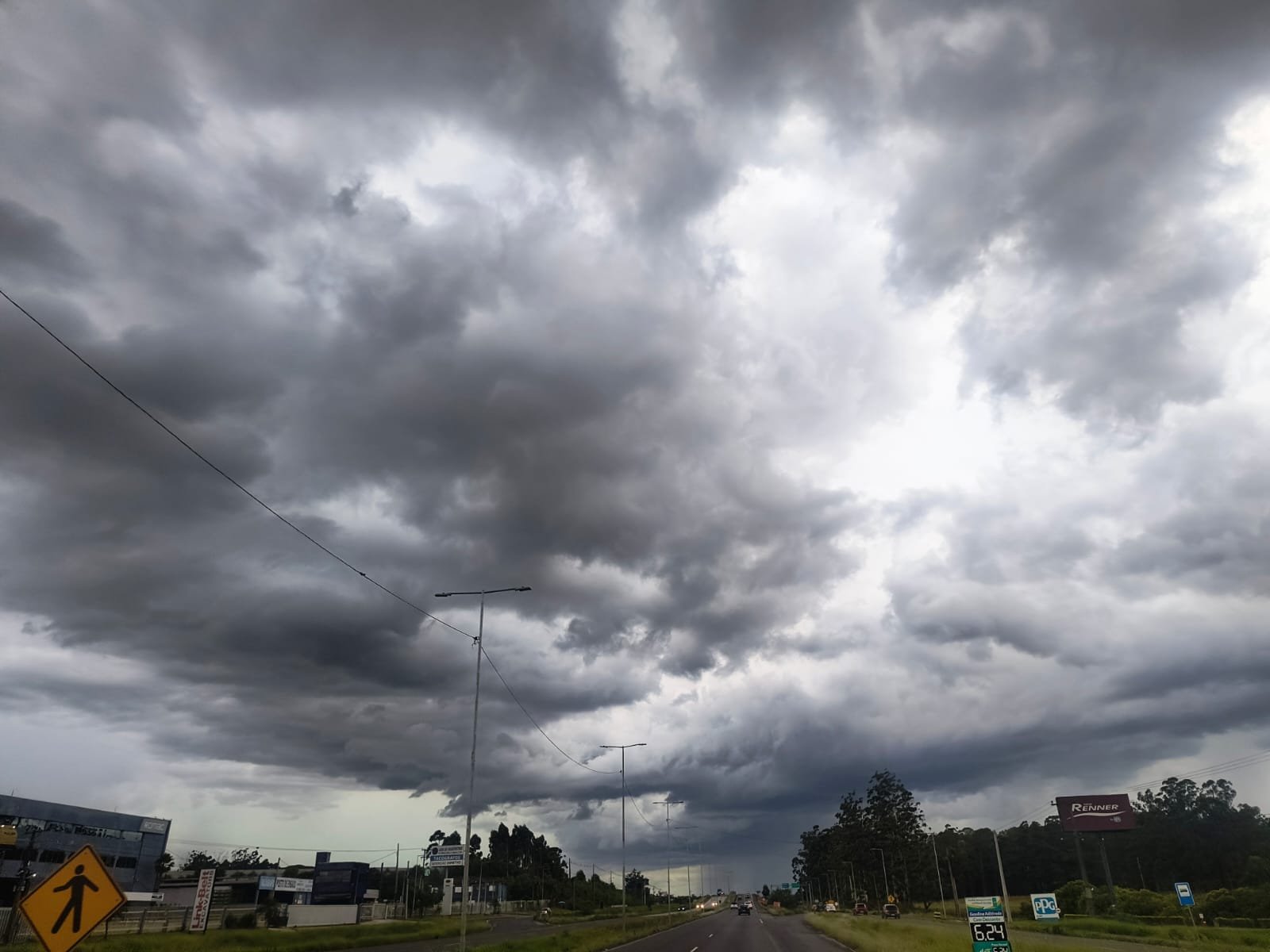 Frente fria avança e deixa tempo carregado no RS