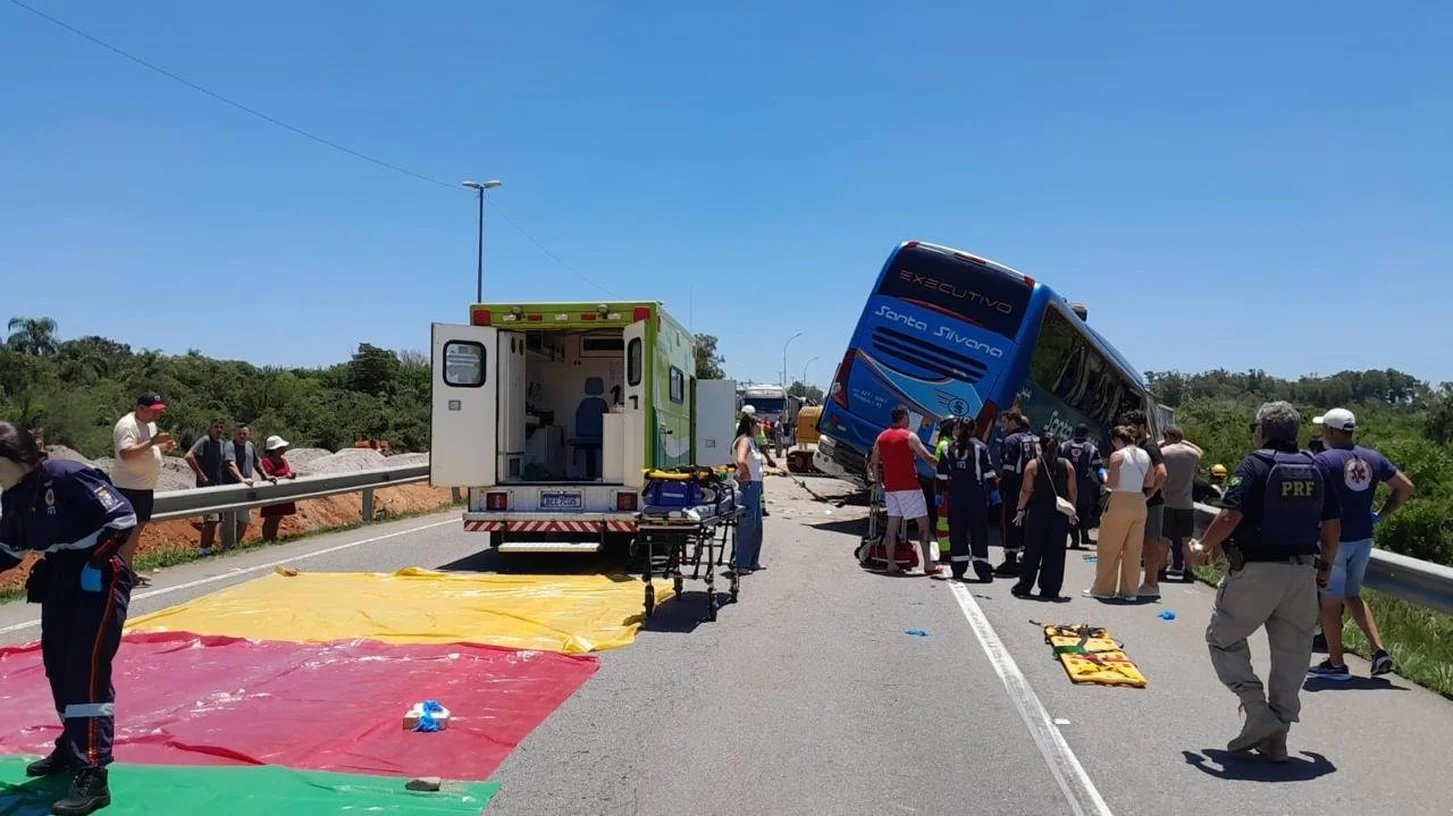 Trânsito fica bloqueado após grave acidente entre caminhão e ônibus na BR-116, em Pelotas