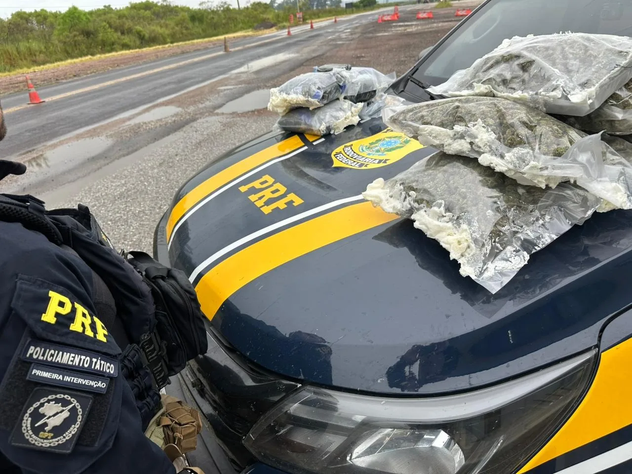 PRF realiza apreensão milionária de haxixe e skunk em Bagé 9 PRF realiza apreensão milionária de haxixe e skunk em Bagé