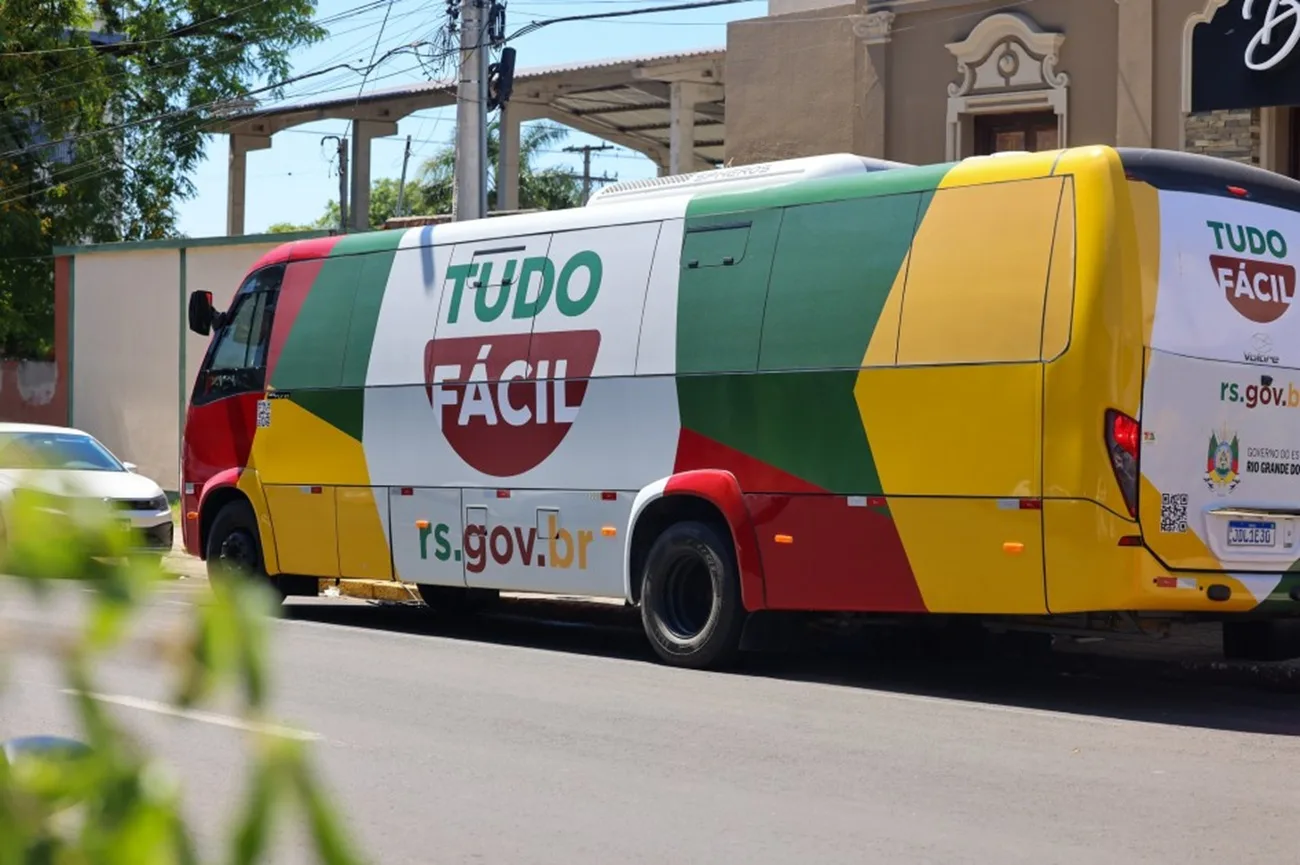 Unidade móvel do Tudo Fácil oferece serviços gratuitos em Farroupilha