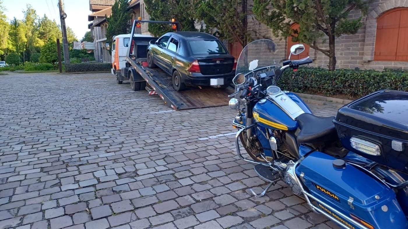 Polícia Rodoviária Federal apreende veículo com 225 multas