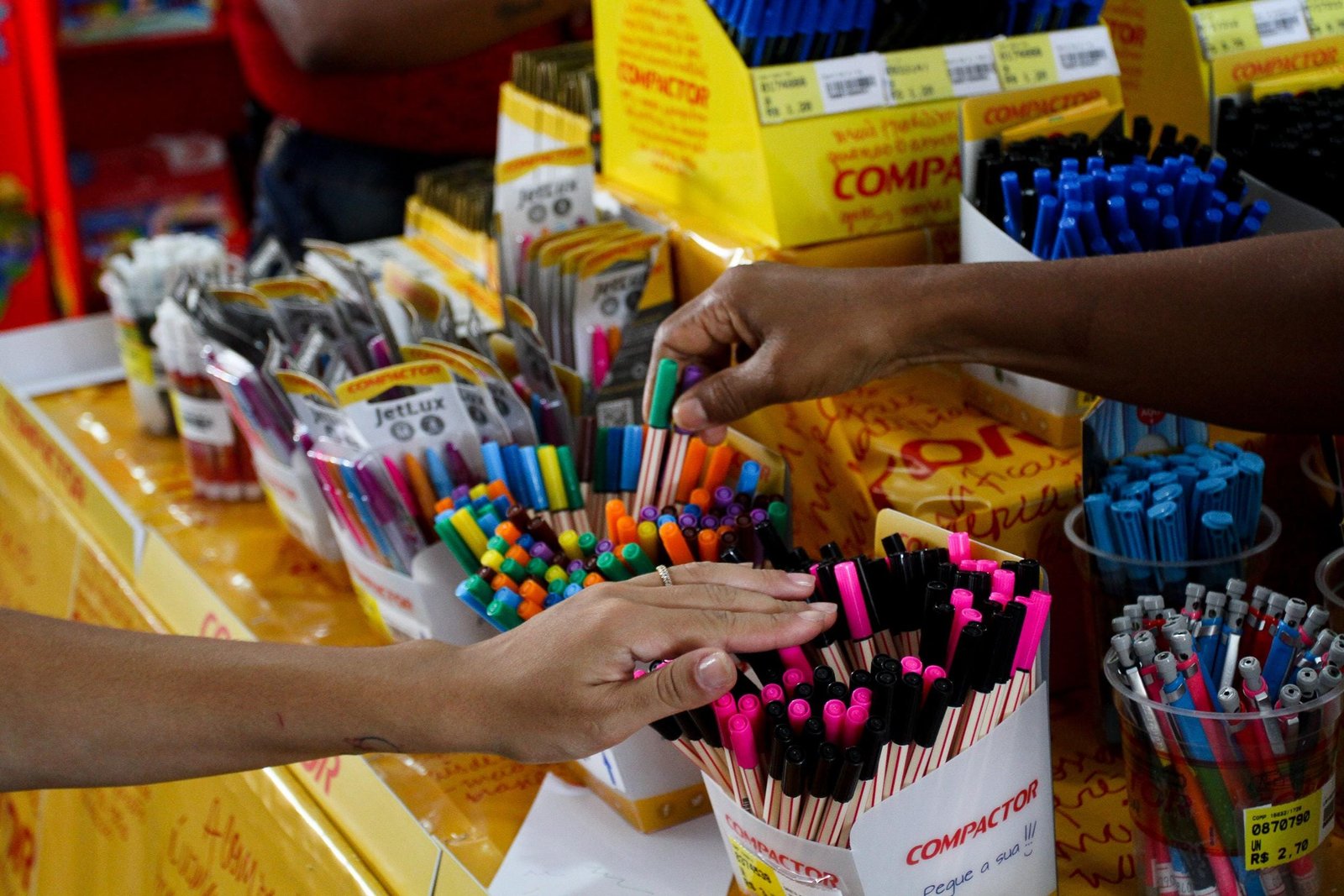 Procon de Porto Alegre divulga lista de preços de material escolar; Confira
