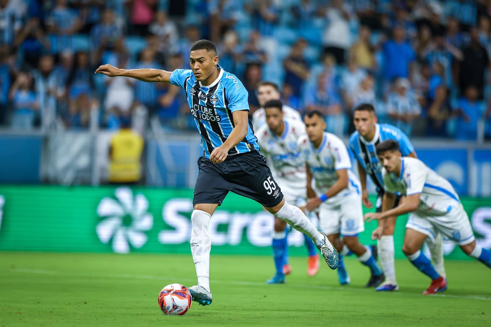 Grêmio elimina o Novo Hamburgo e Luís Castro afirma que a vitória foi justa