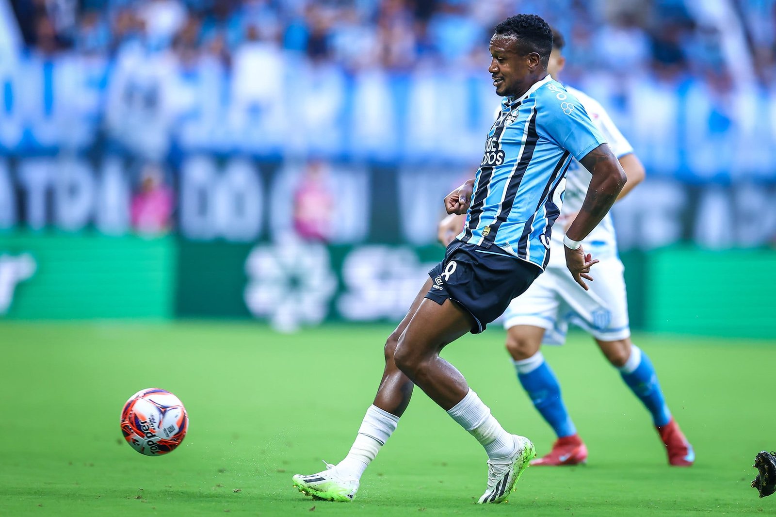 Grêmio oficializa rescisão de contrato com Edenilson