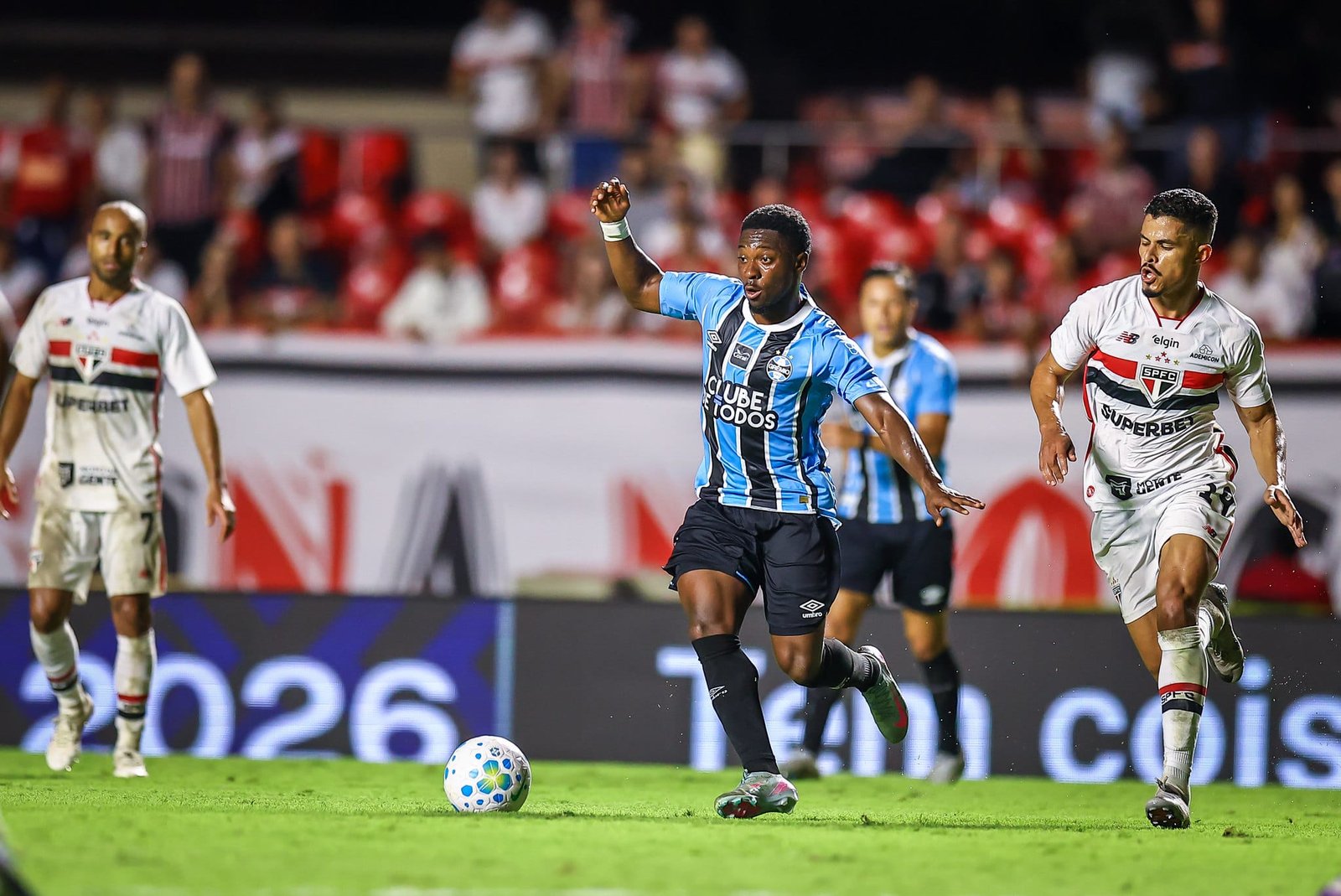 Após derrota para o São Paulo, Luís Castro diz que o Grêmio teve muitos erros técnicos