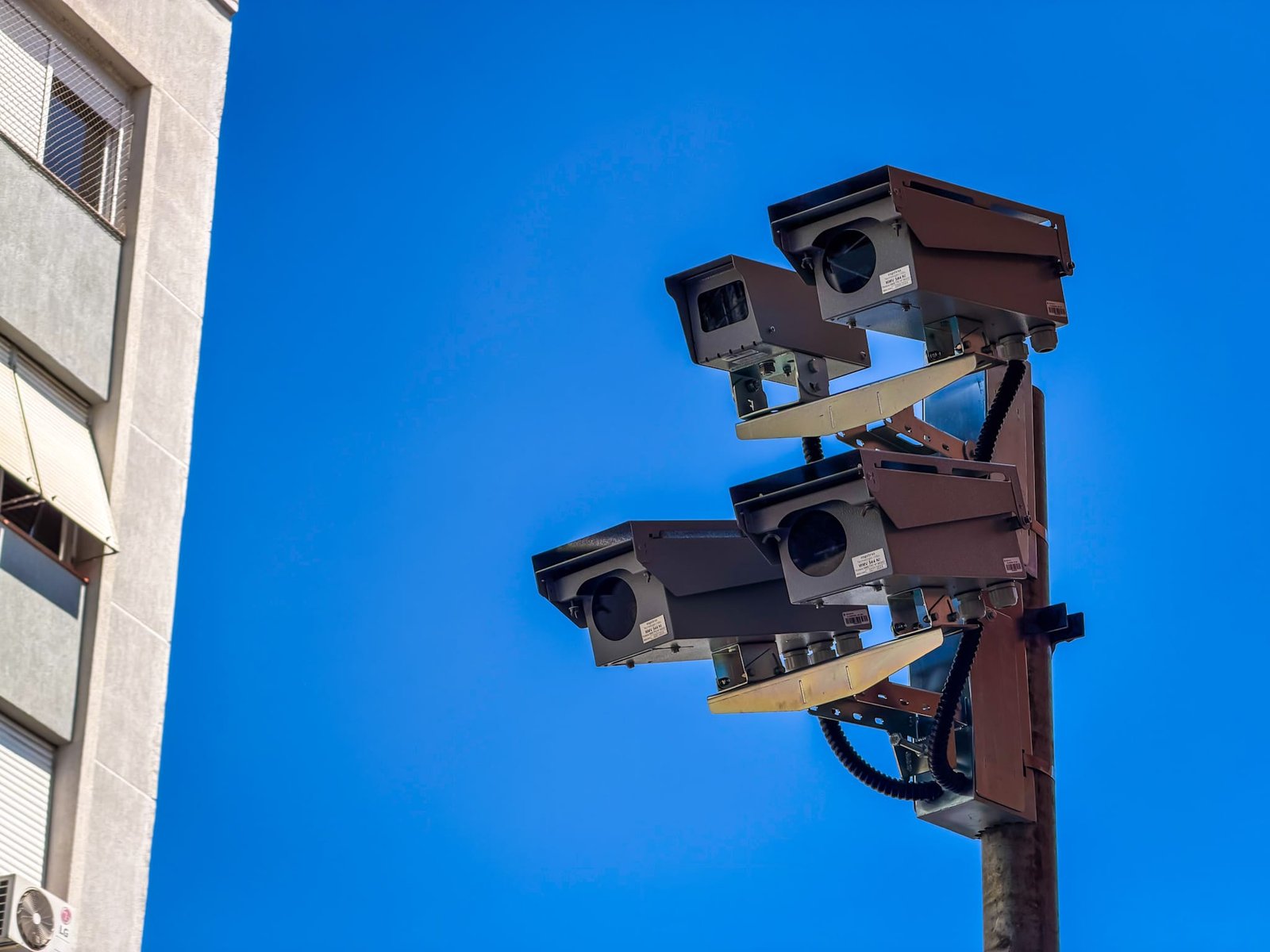 Atenção no trânsito: detectores de avanço de sinal começam a operar em Porto Alegre