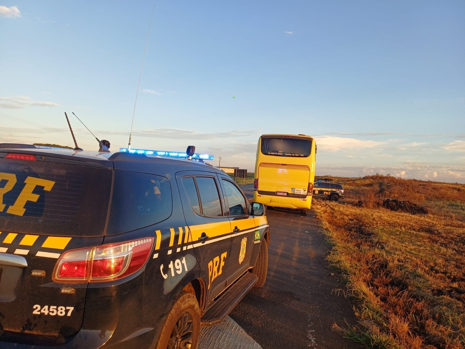 Polícia localiza 2 foragidos em ônibus que transportava trabalhadores para a safra da maçã em Vacaria 4 Polícia localiza 2 foragidos em ônibus que transportava trabalhadores para a safra da maçã em Vacaria