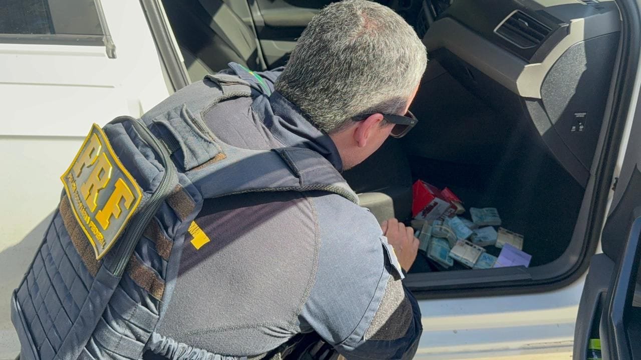 Polícia apreende quase 250 mil reais sem procedência em Bento Gonçalves 3 Polícia apreende quase 250 mil reais sem procedência em Bento Gonçalves