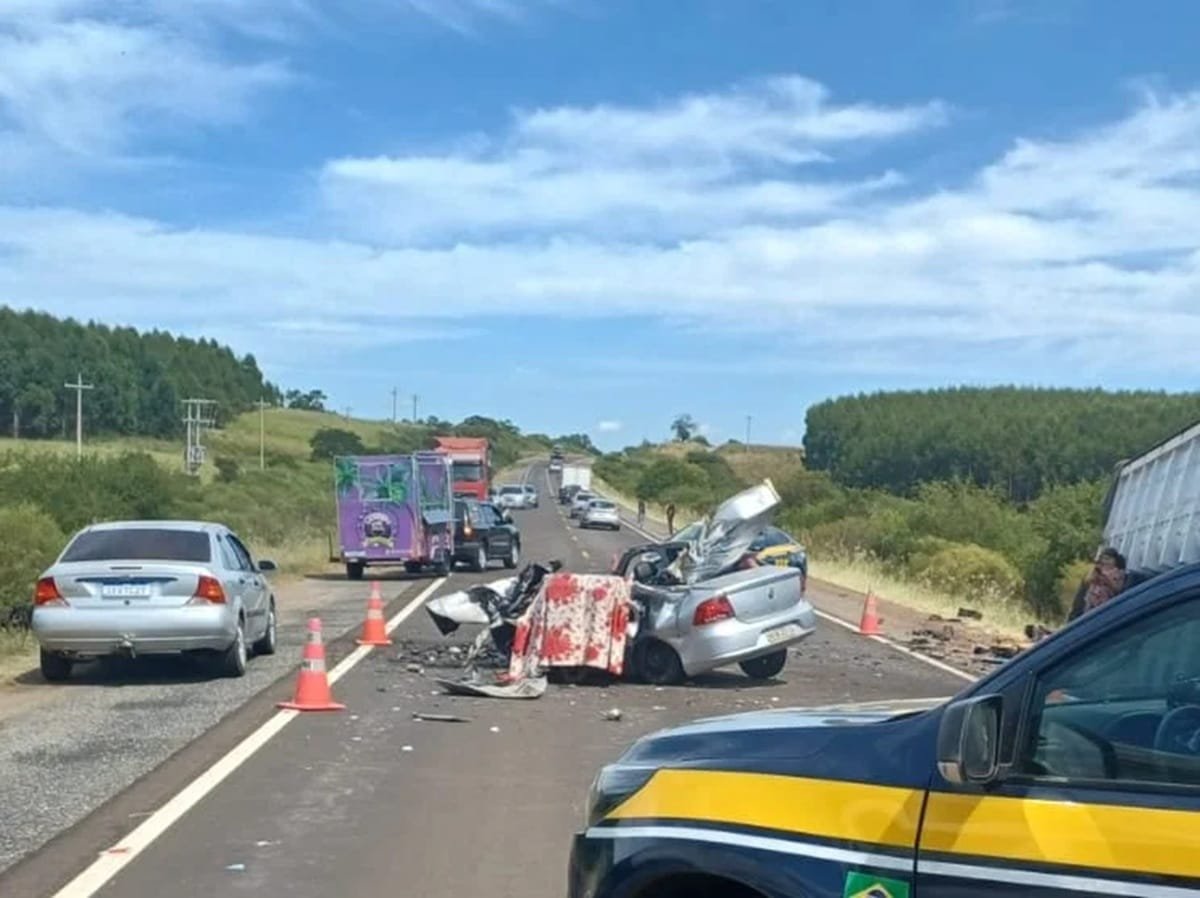 Trânsito fica bloqueado após grave acidente entre carro e caminhão na BR-290, em Rosário do Sul 1 acidente br 290
