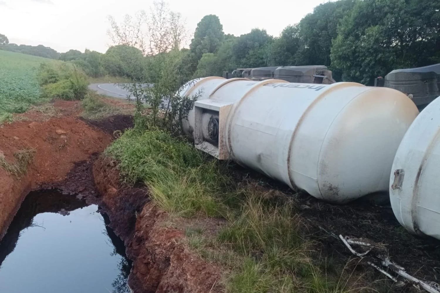 Após acidente, Fepam atua para conter vazamento de biodiesel em Lagoa Vermelha