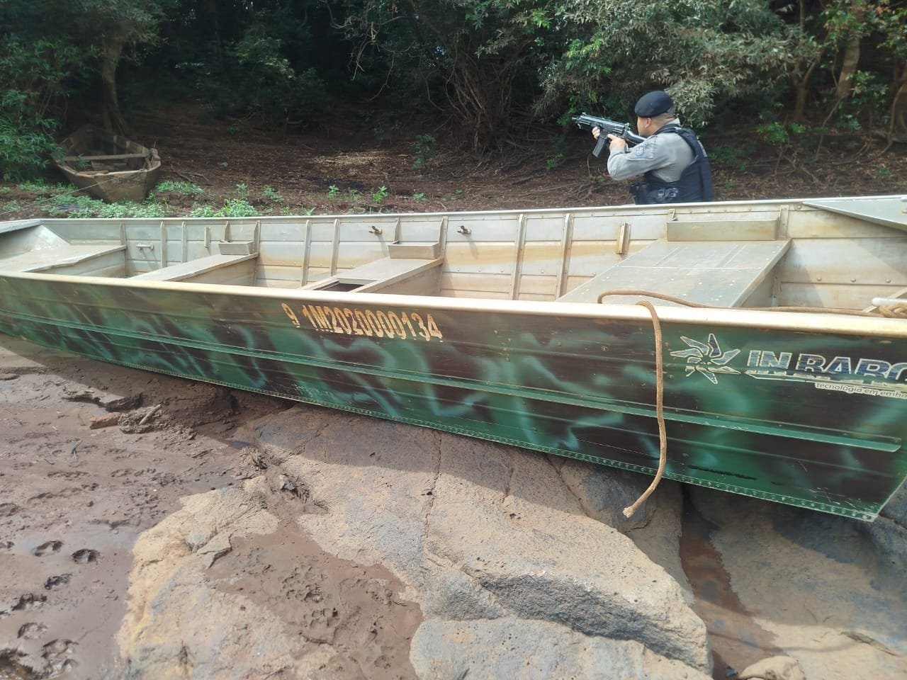 Brigada Militar apreende embarcações na costa do Rio Uruguai, em São Borja