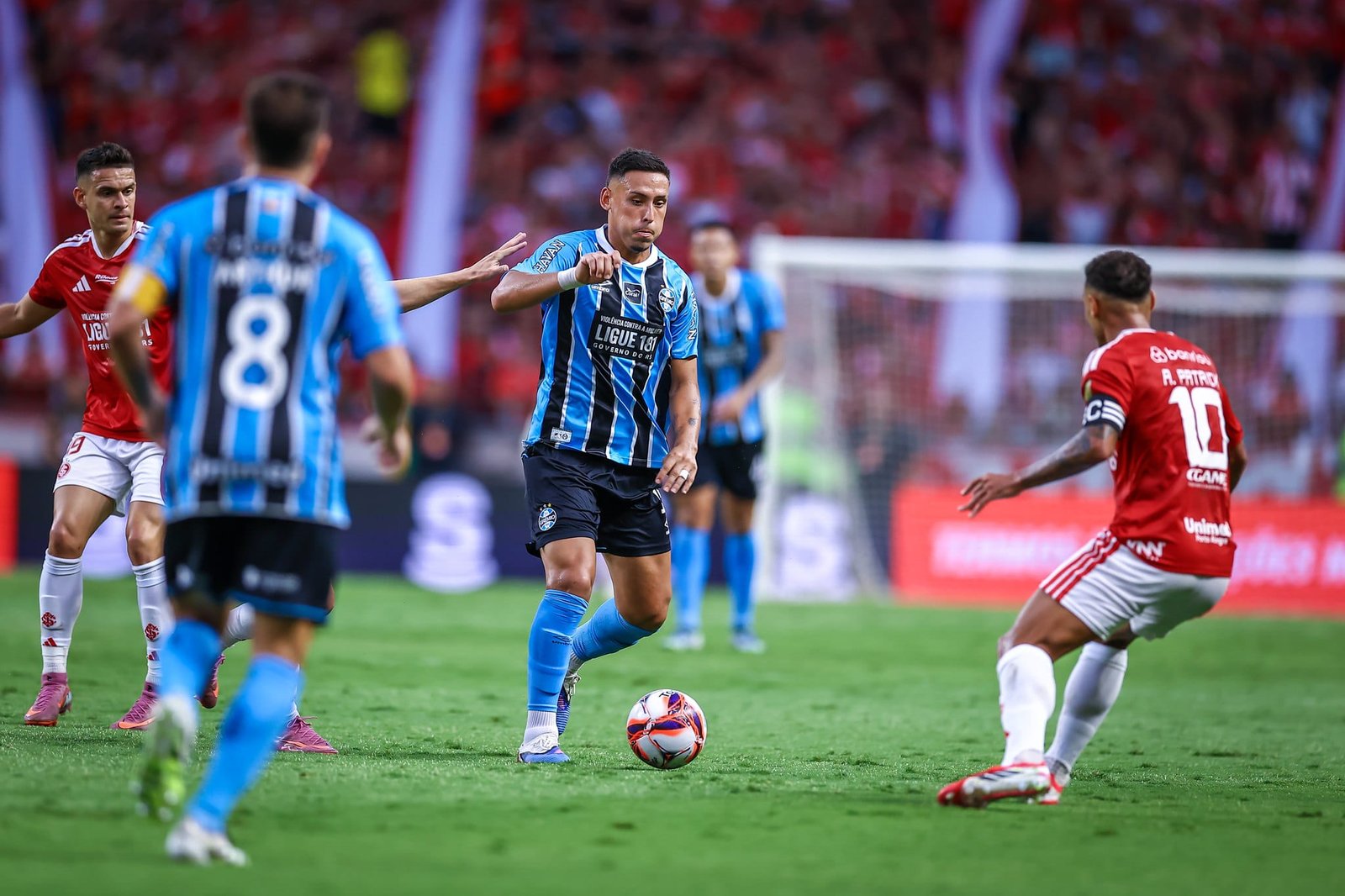 Grêmio é campeão gaúcho e Luís Castro diz que o caminho é longo; Pezzolano elogia a torcida do Inter 3 Grêmio é campeão gaúcho e Luís Castro diz que o caminho é longo; Pezzolano elogia a torcida do Inter
