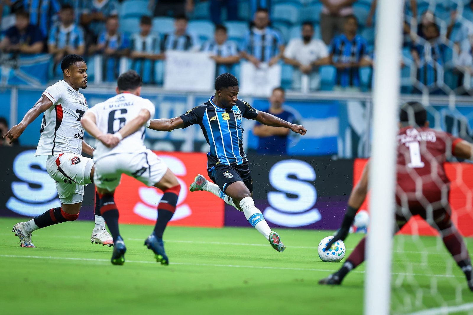 Grêmio vence o Vitória e dirigente comenta situação de Marlon
