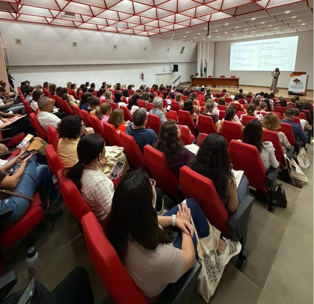 Médicos gaúchos compartilham experiência em evento sobre tratamento de doenças alérgicas em crianças
