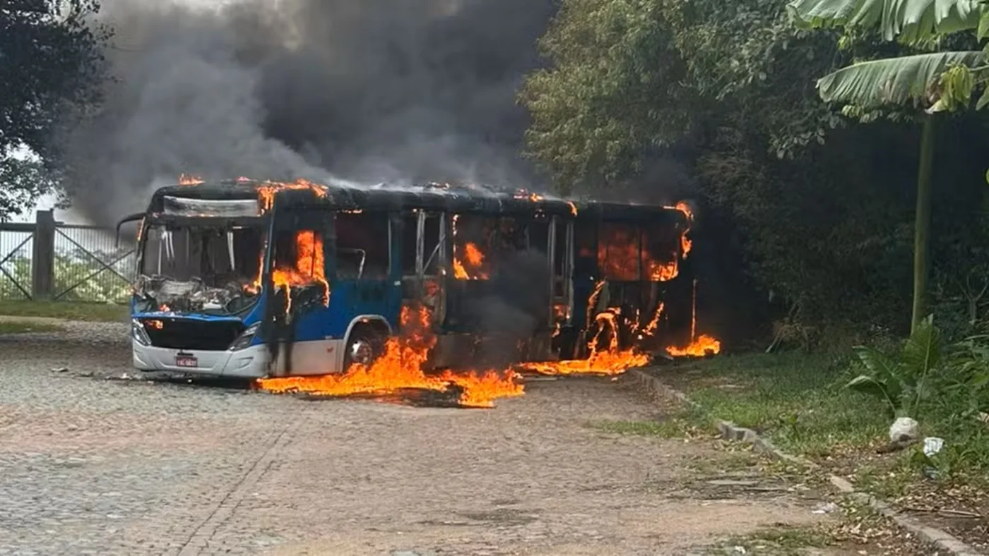 Ônibus são incendiados em Porto Alegre e Brigada Militar instaura Gabinete de Crise 1 onibus