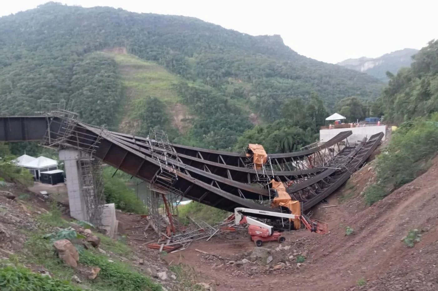 Estrutura de viaduto em construção desaba na BR-470, na Serra 3 Estrutura de viaduto em construção desaba na BR-470, na Serra