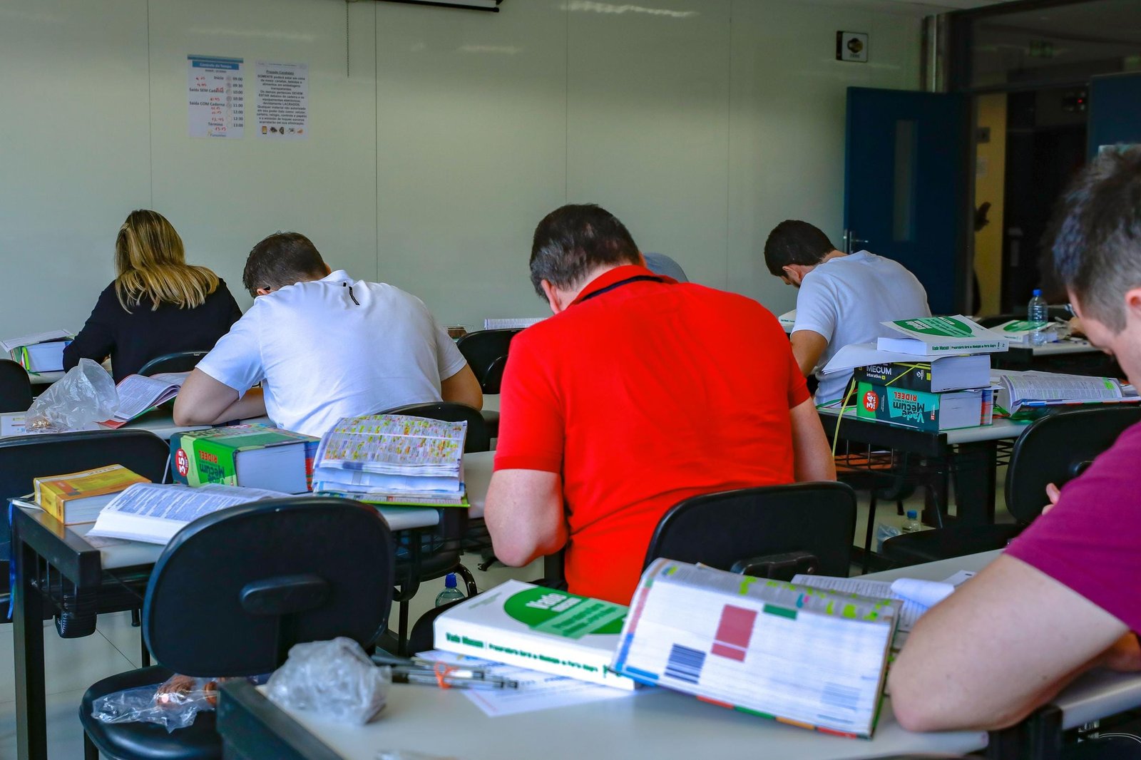 Prefeitura de Porto Alegre abre concurso para farmacêutico e médico veterinário