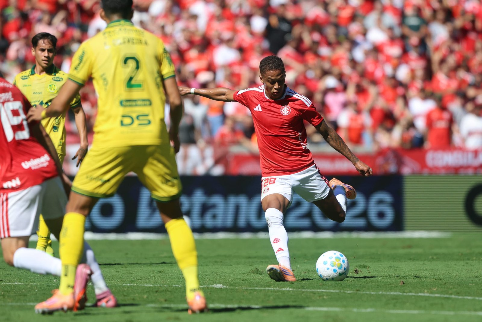 Inter apresenta futebol limitado e perde para o Mirassol no Beira-Rio