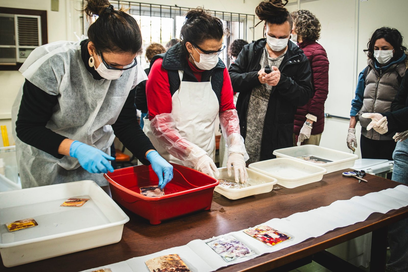Centro Cultural da UFRGS expõe fotografias resgatadas da enchente de 2024 