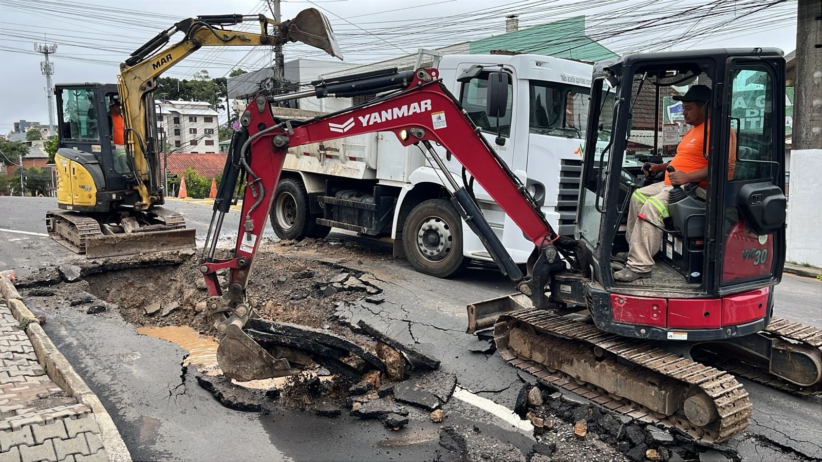 Rompimento de adutora afeta abastecimento de água e 5 bairros de Caxias do Sul