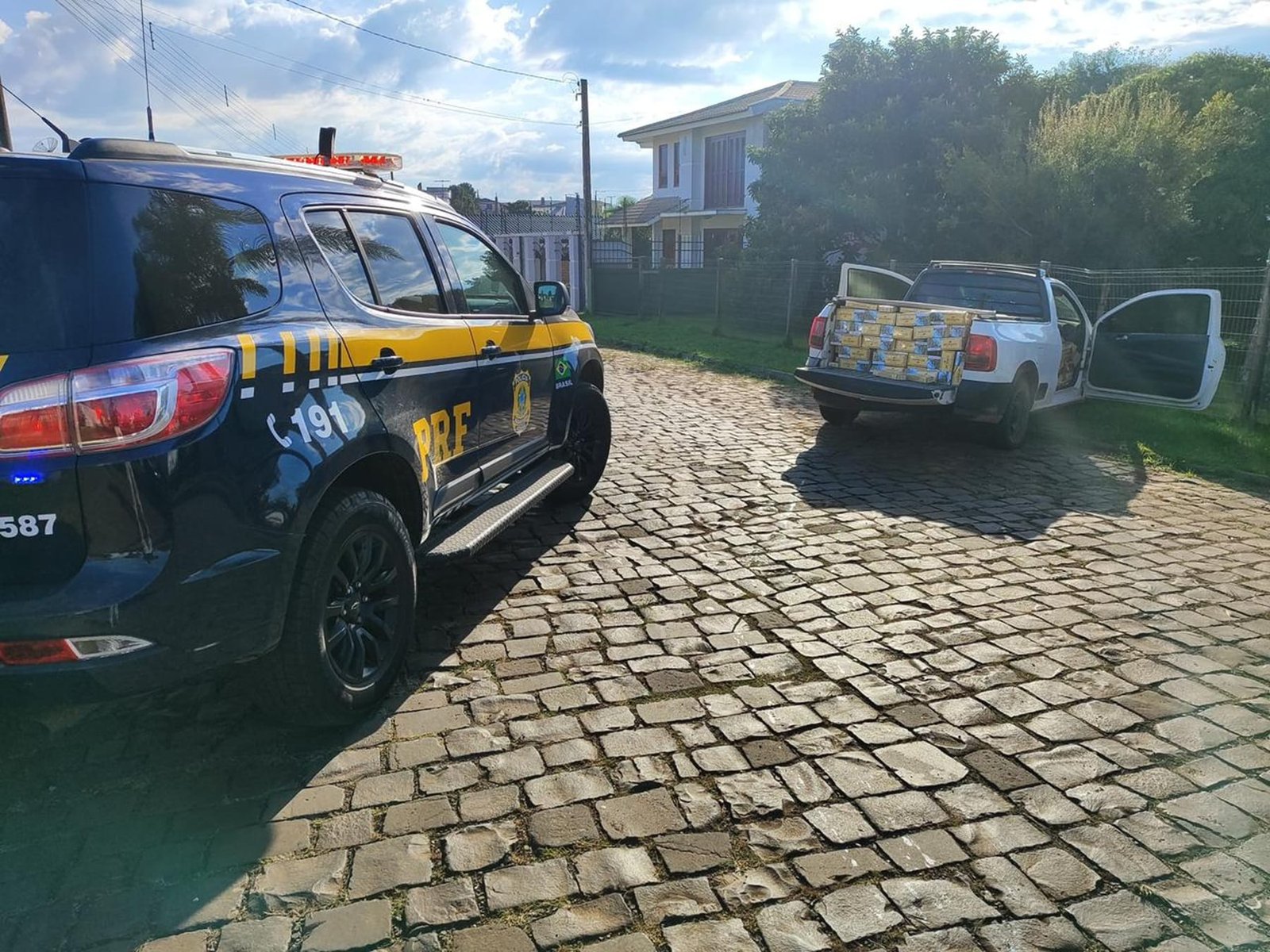 Após perseguição, PRF apreende carga de cigarro em Vacaria