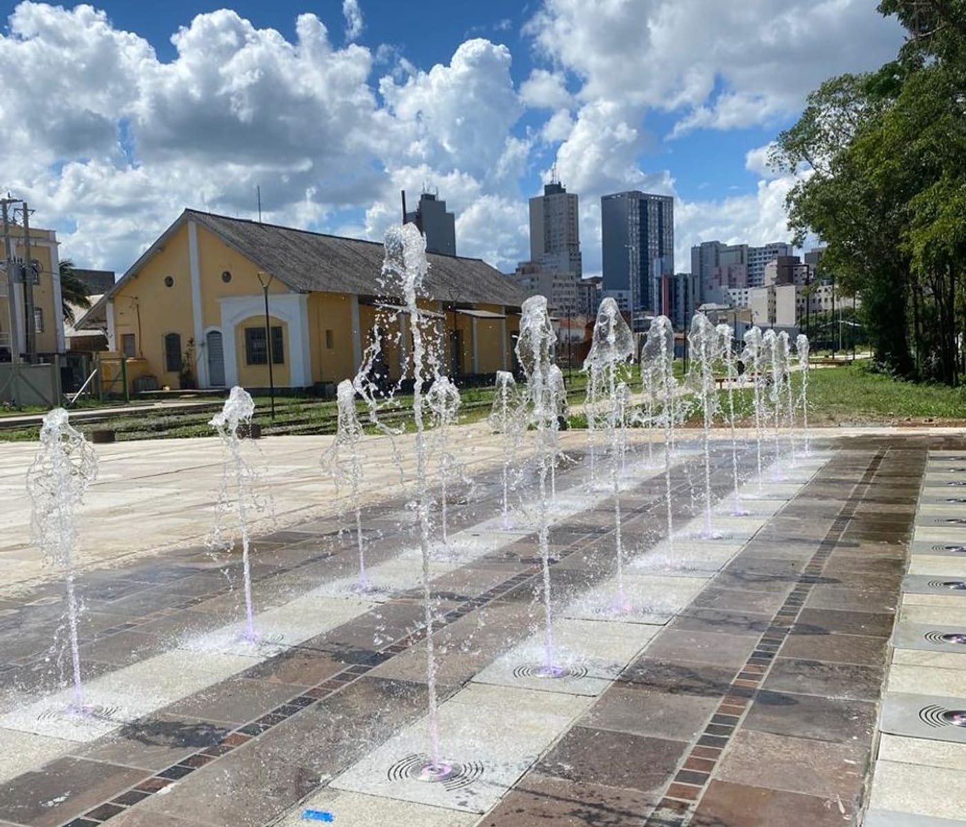 Caxias do Sul: Fonte luminosa no pátio da Estação Férrea entra em funcionamento 2 Caxias do Sul: Fonte luminosa no pátio da Estação Férrea entra em funcionamento
