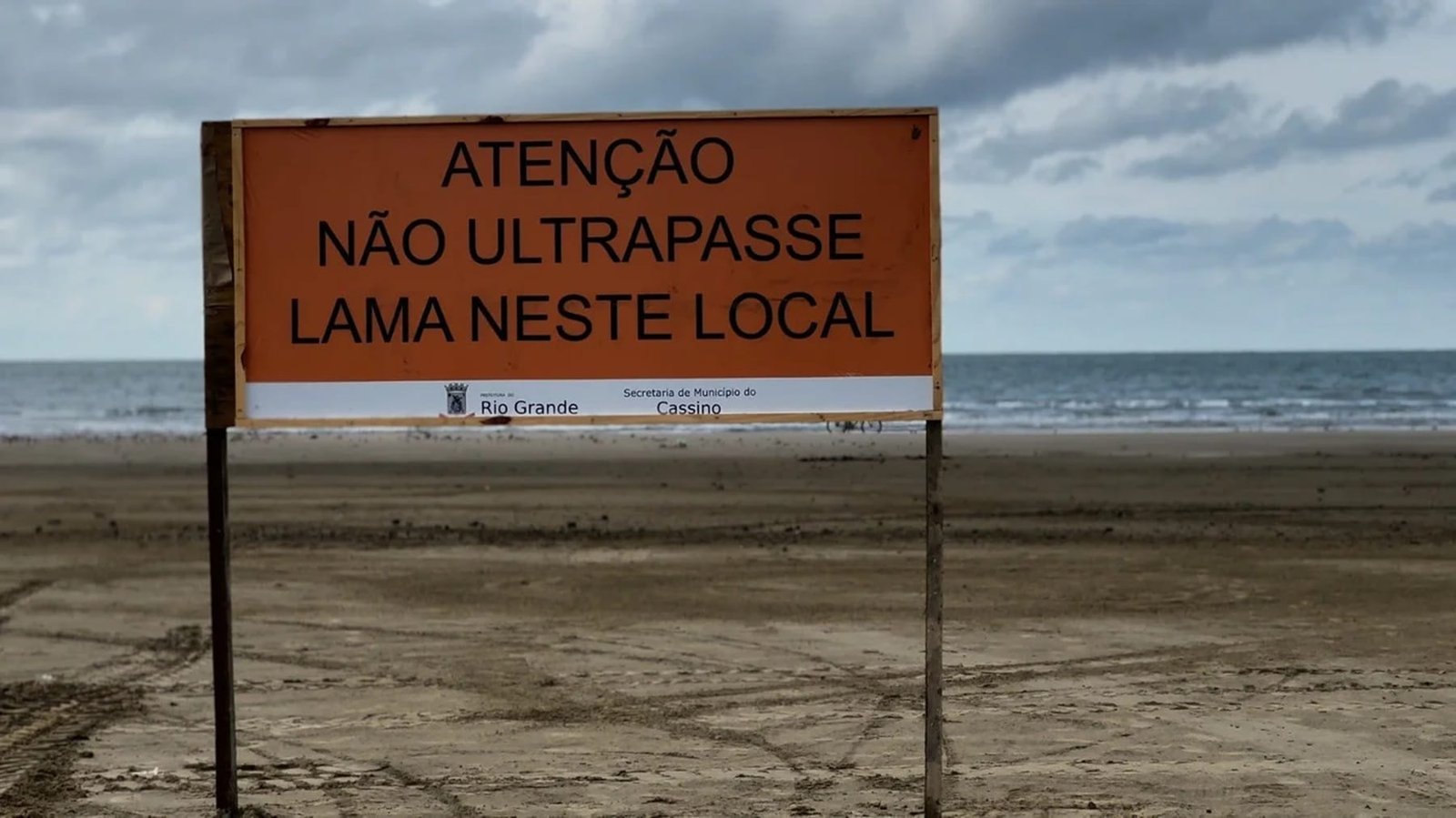 Praia do Cassino recebe placas de alerta por causa de lama