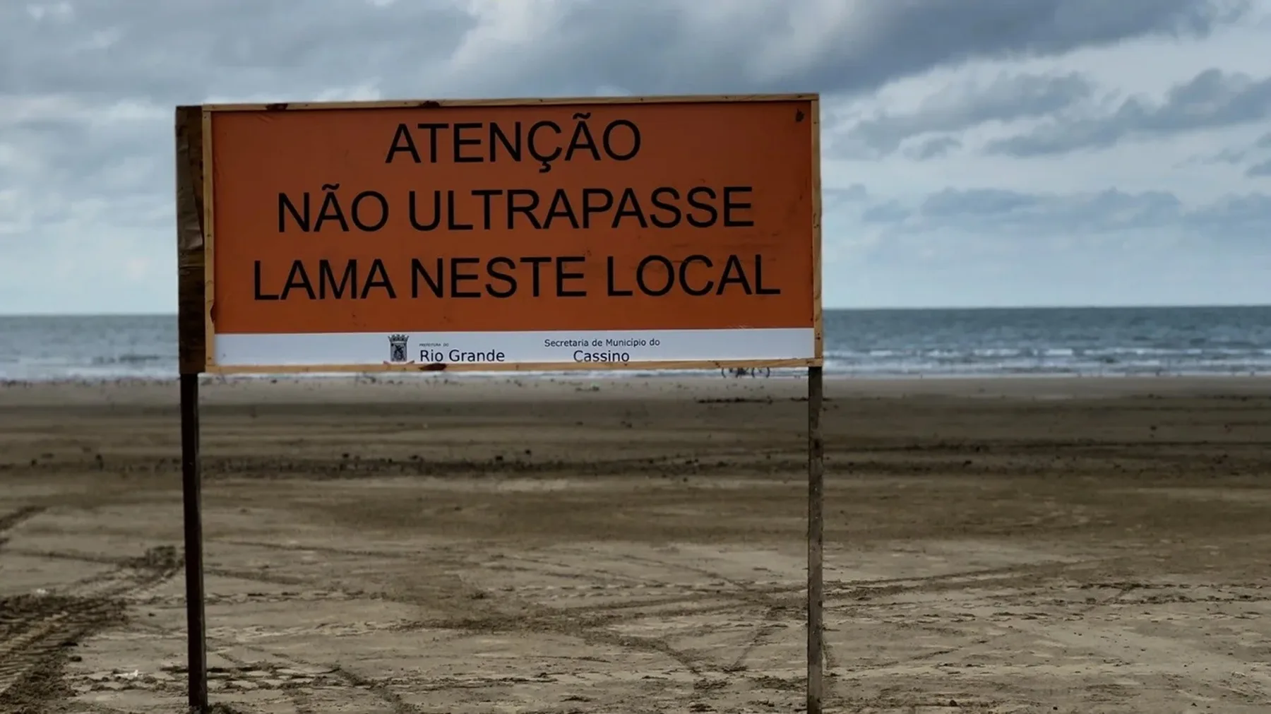 Praia do Cassino recebe placas de alerta por causa de lama 1 lama cassino