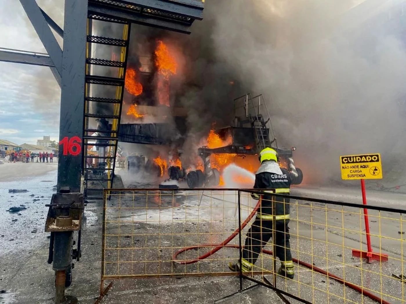 Incêndio atinge guindaste e paralisa operações no Porto de Rio Grande