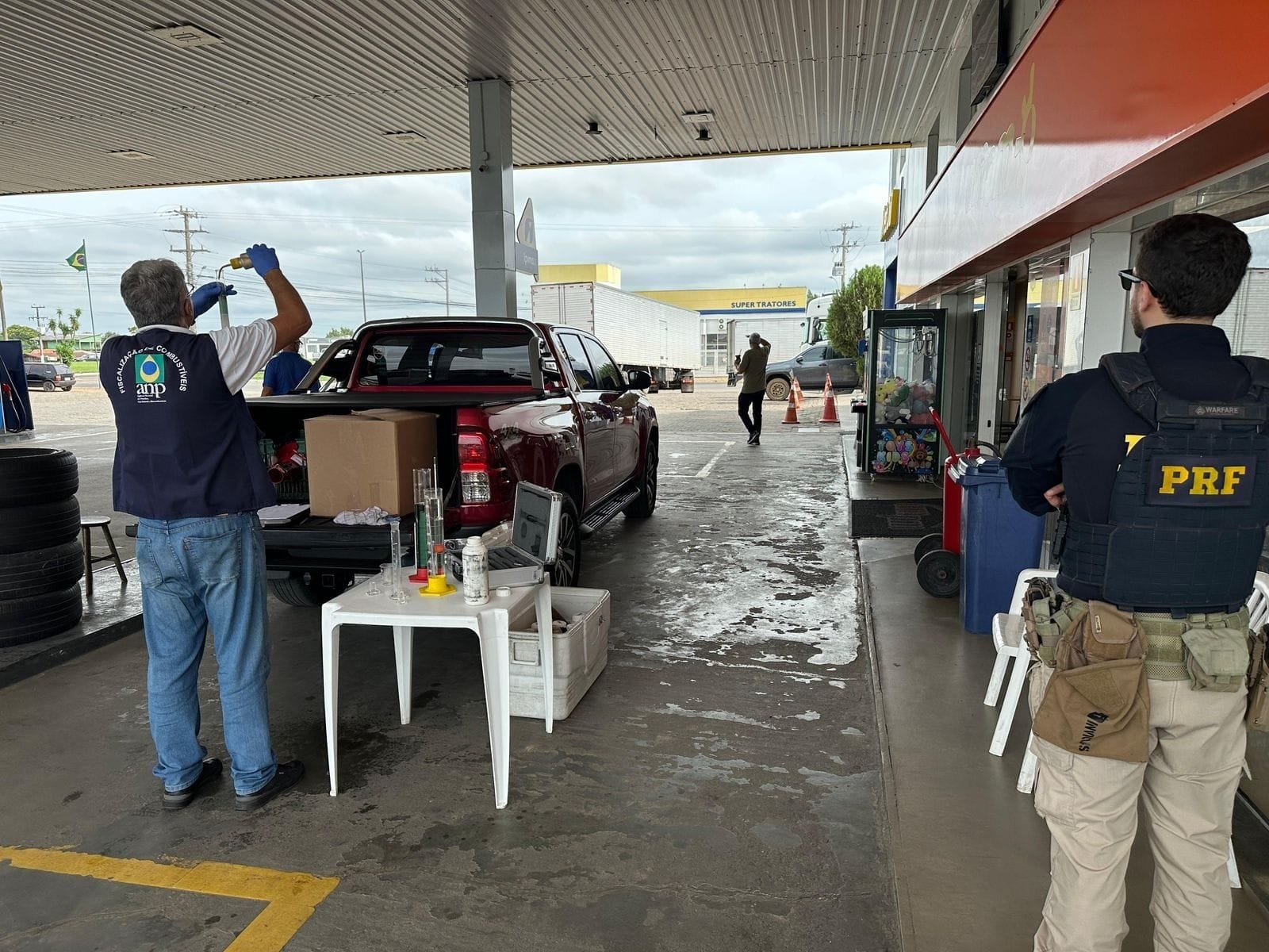 Ação fiscaliza irregularidades na venda de combustíveis na BR-290, em São Gabriel 2 Ação fiscaliza irregularidades na venda de combustíveis na BR-290, em São Gabriel