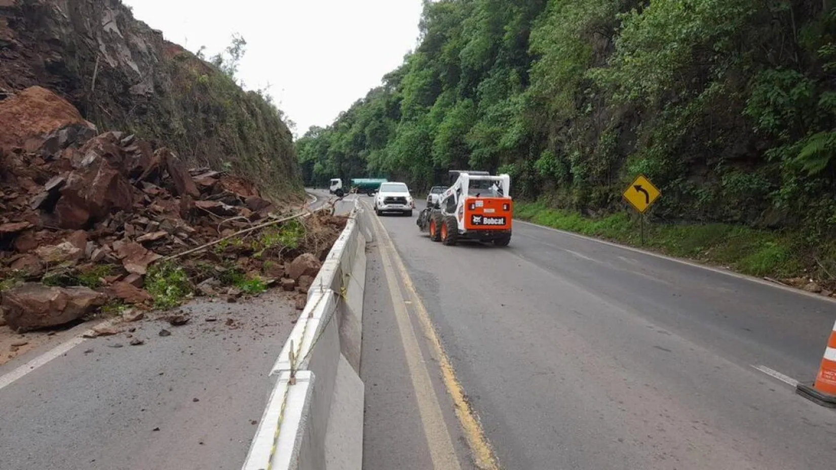 Atenção motoristas: trecho mal sinalizado da RSC-287 terá trabalhos de detonações 2 Atenção motoristas: trecho mal sinalizado da RSC-287 terá trabalhos de detonações