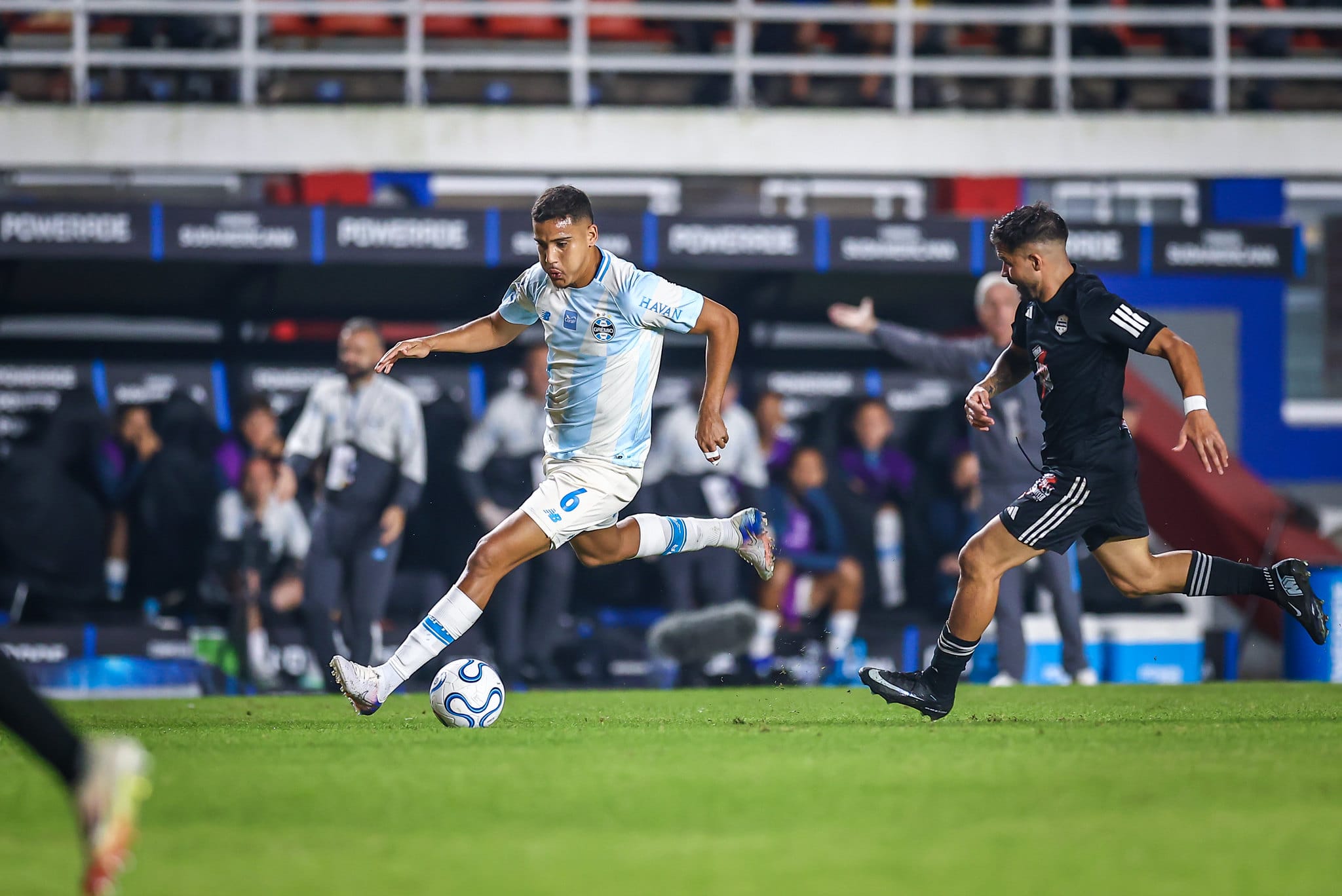 Grêmio goleia o Deportivo Riestra e Luís Castro diz que o jogo foi difícil