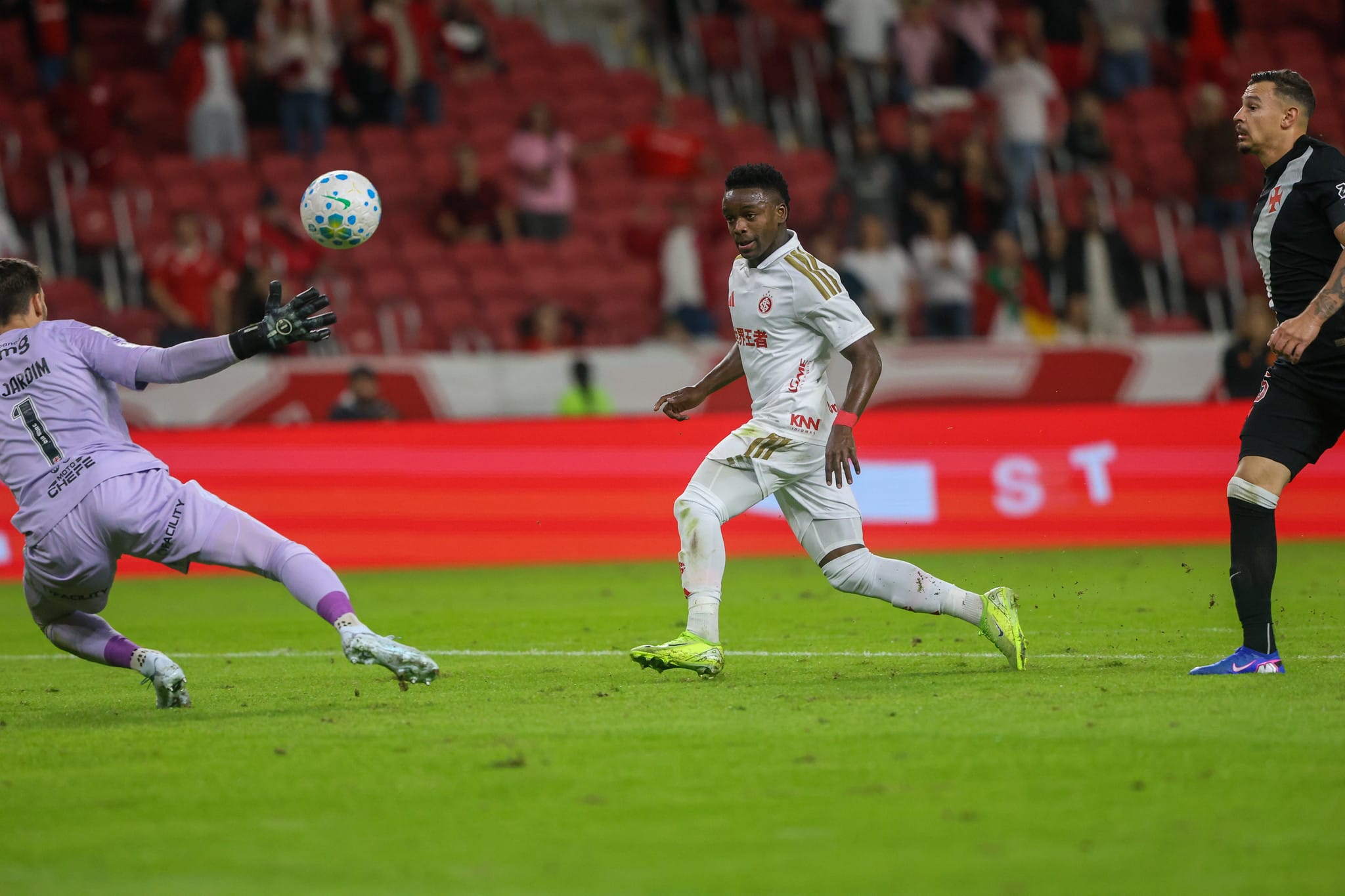 “Precisamos repetir atuações como essa”, diz técnico do Inter após golear o Vasco