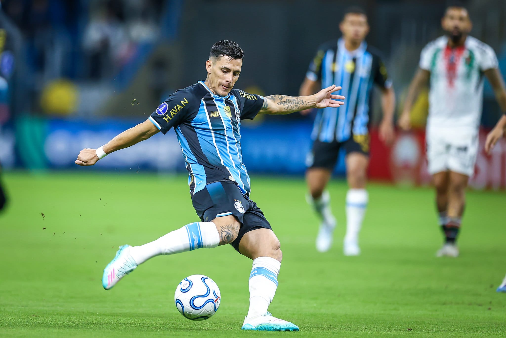 Com gols de Braithwaite e pintura de Pavon, Grêmio faz o dever de casa na Sul-Americana 2 Com gols de Braithwaite e pintura de Pavon, Grêmio faz o dever de casa na Sul-Americana