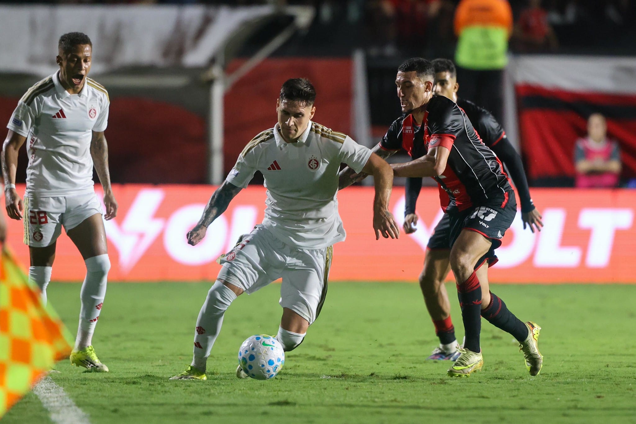 Pezzolano avalia postura do Inter após derrota no Barradão: "Fizemos de tudo para ganhar" 2 Pezzolano avalia postura do Inter após derrota no Barradão: “Fizemos de tudo para ganhar”