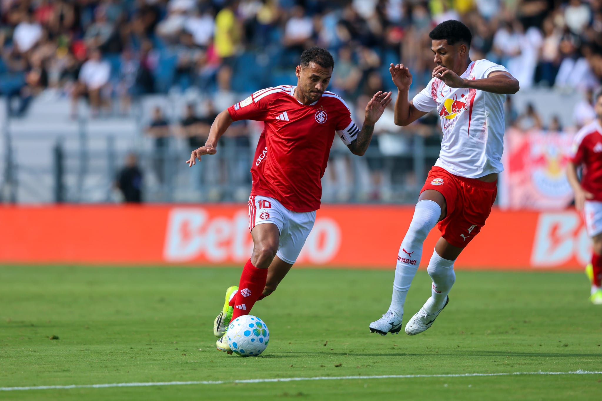 Pezzolano expõe dependência drástica no Inter após derrota: "90% das nossas transações são com ele" 2 Pezzolano expõe dependência drástica no Inter após derrota: “90% das nossas transações são com ele”