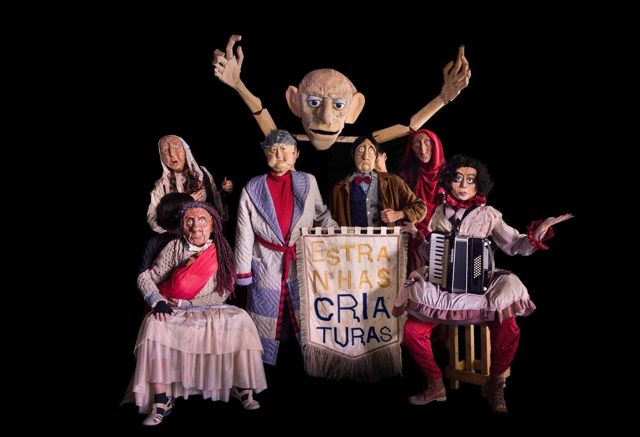 Boneco gigante e criaturas “invadem” ruas de Porto Alegre em intervenção cultural gratuita