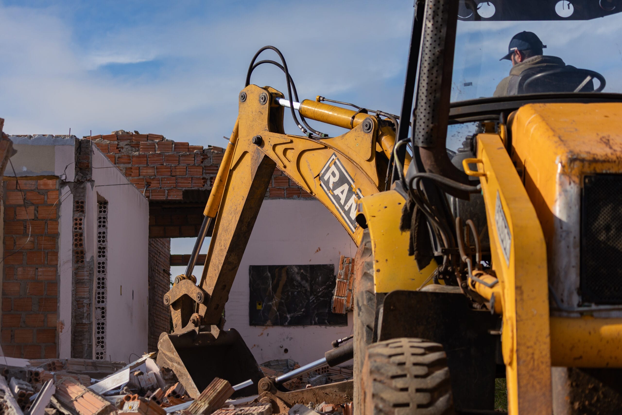 Canoas corre contra o tempo: demolição de 45 casas abre espaço para obra que vai blindar a cidade