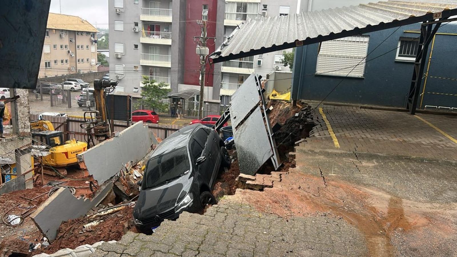 Defesa Civil interdita parte de residencial após deslizamento em Novo Hamburgo