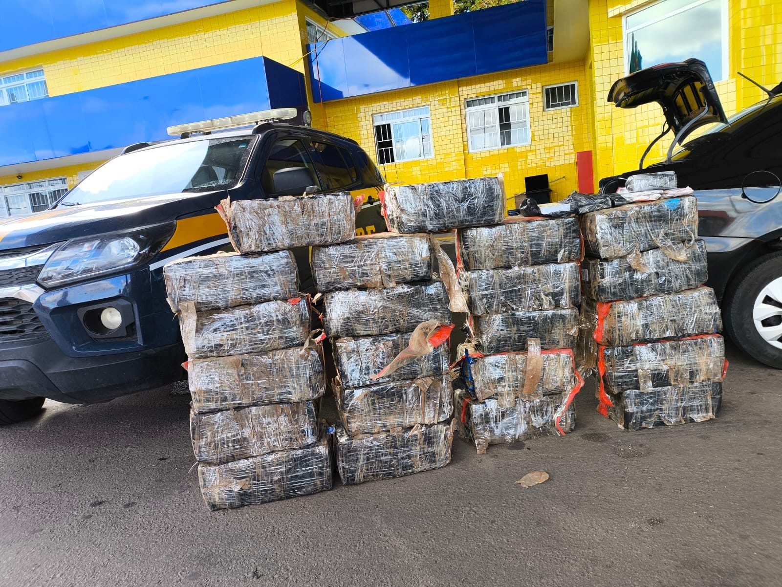 PRF apreende quase 400 kg de maconha e emagrecedores proibidos na BR-285 em Passo Fundo 2 PRF apreende quase 400 kg de maconha e emagrecedores proibidos na BR-285 em Passo Fundo