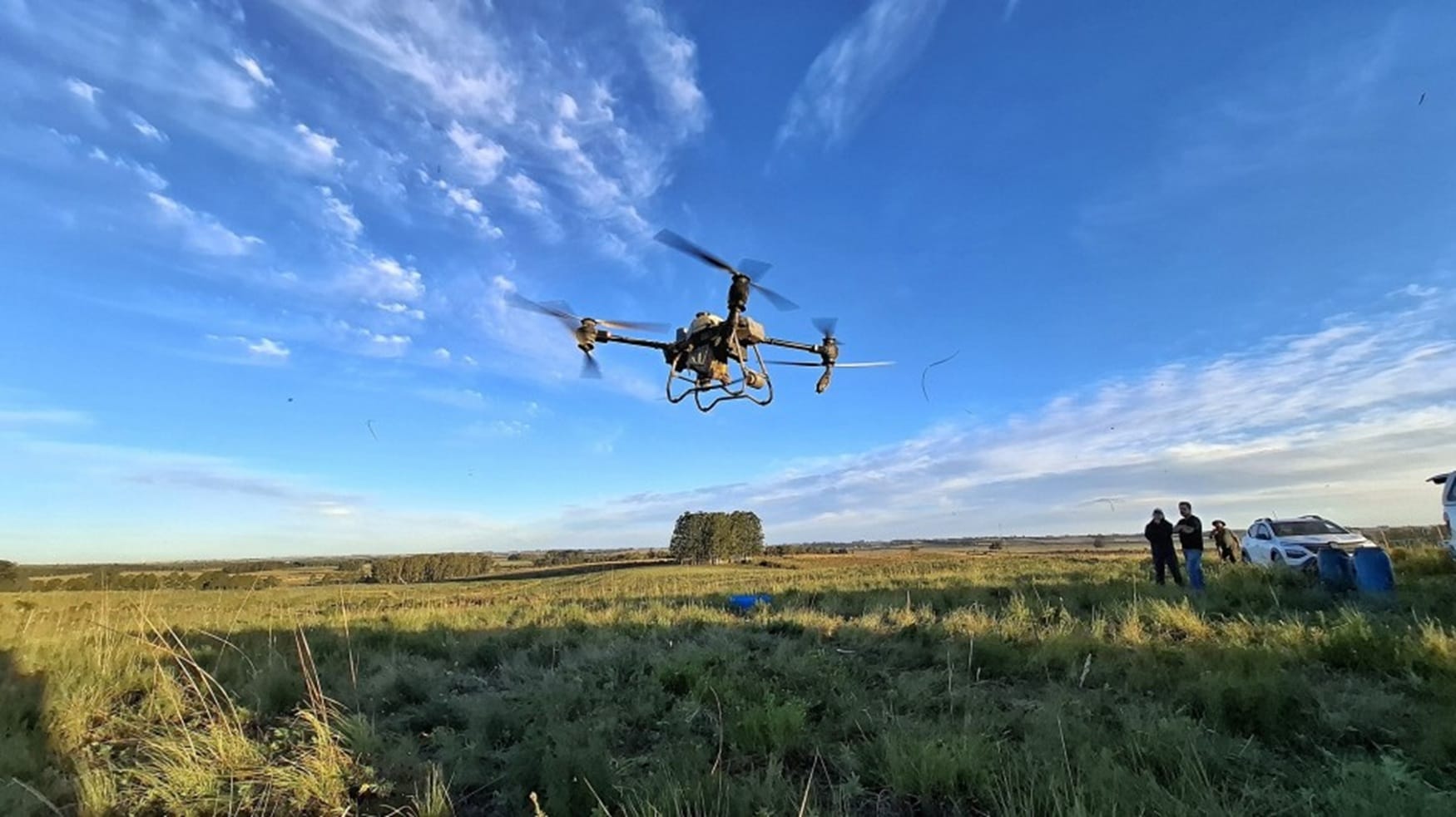 Pesquisadores testam solução biológica inédita contra carrapato com aplicação por drone
