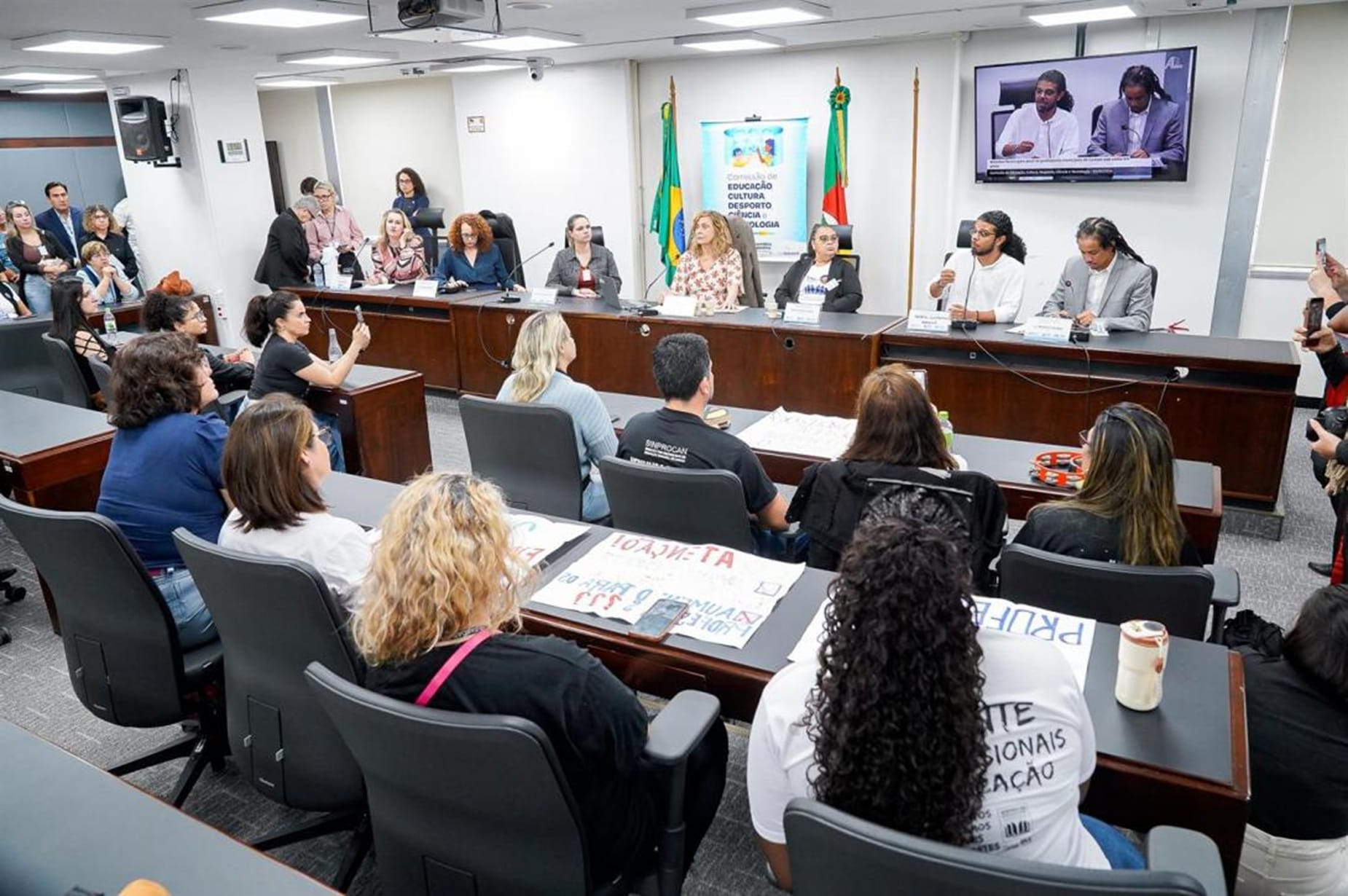 Greve: Professores de Canoas pedem apoio dos deputados para suas reivindicações