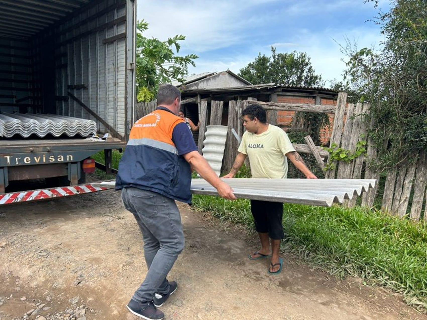 Defesa Civil ajuda famílias afetadas por vendaval em Santa Maria