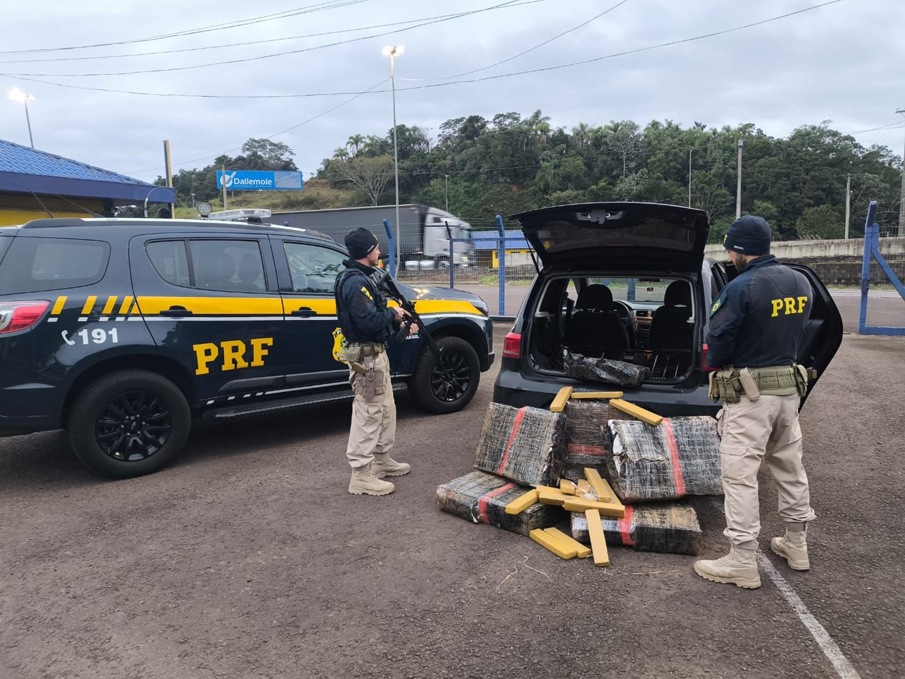 Detalhe na traseira de carro entrega motorista com quase 150 kg de droga na BR-101, em Torres