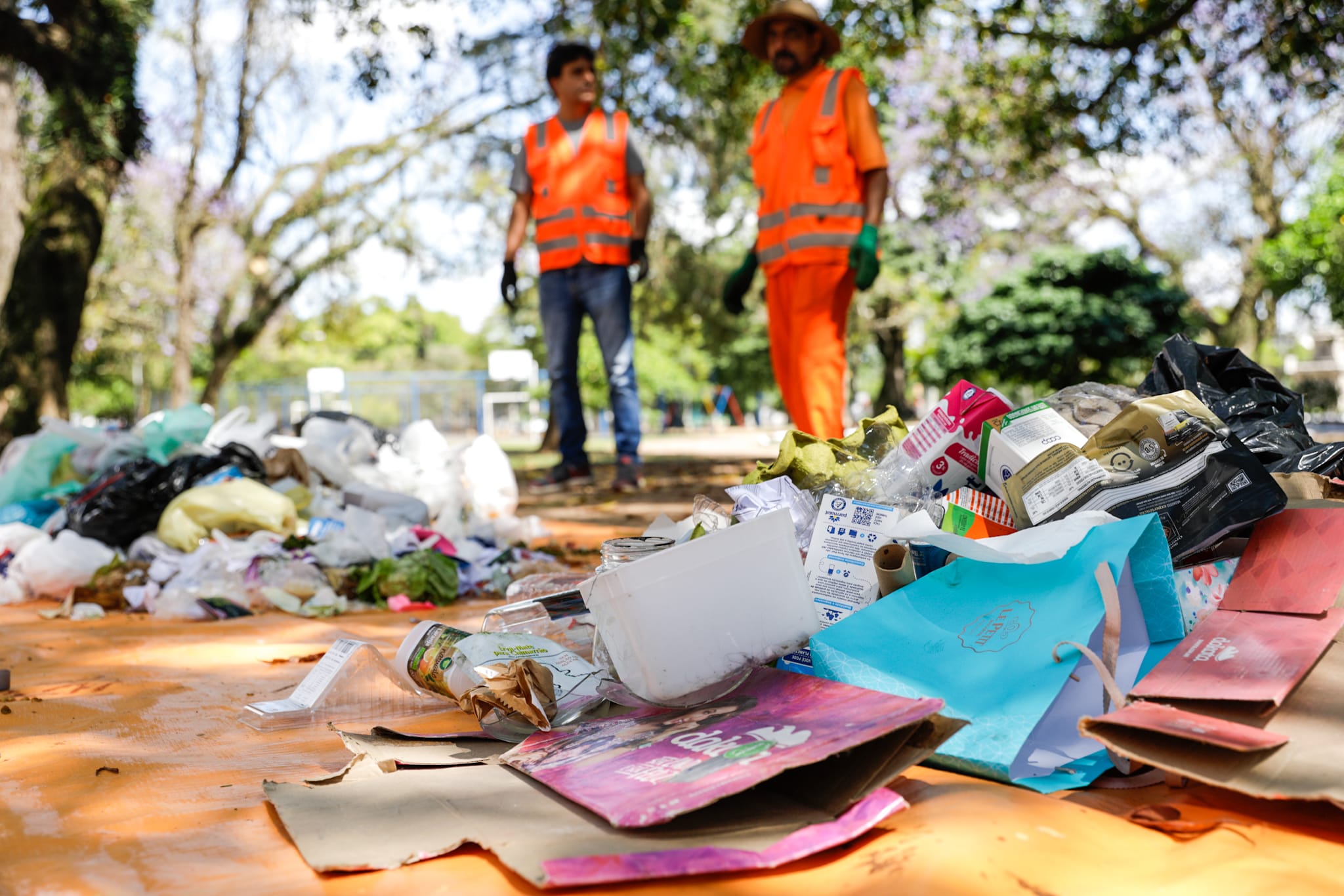 Operação prende 4 homens por descarte irregular de lixo em Porto Alegre