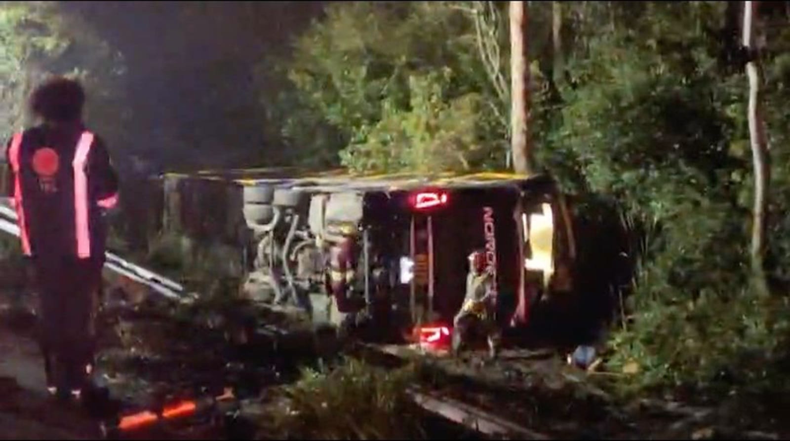 Acidente com ônibus deixa um morto e cerca de 15 feridos na BR-290, em Glorinha 2 Acidente com ônibus deixa um morto e cerca de 15 feridos na BR-290, em Glorinha