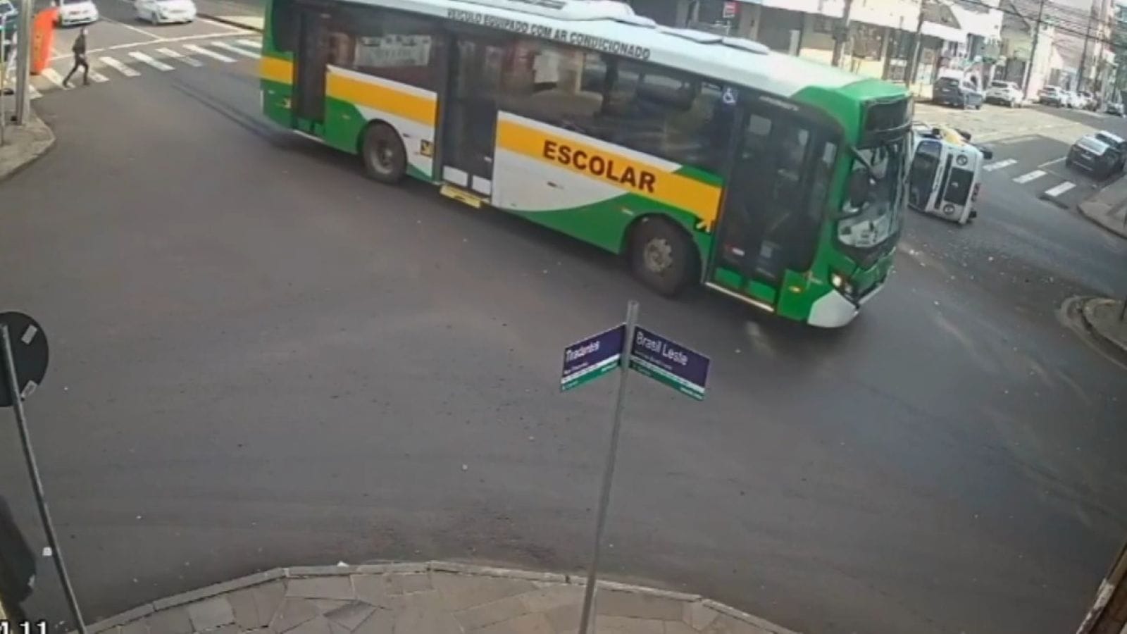 Grave acidente entre veículos escolares deixa crianças feridas; um veículo estava irregular 2 Grave acidente entre veículos escolares deixa crianças feridas; um veículo estava irregular