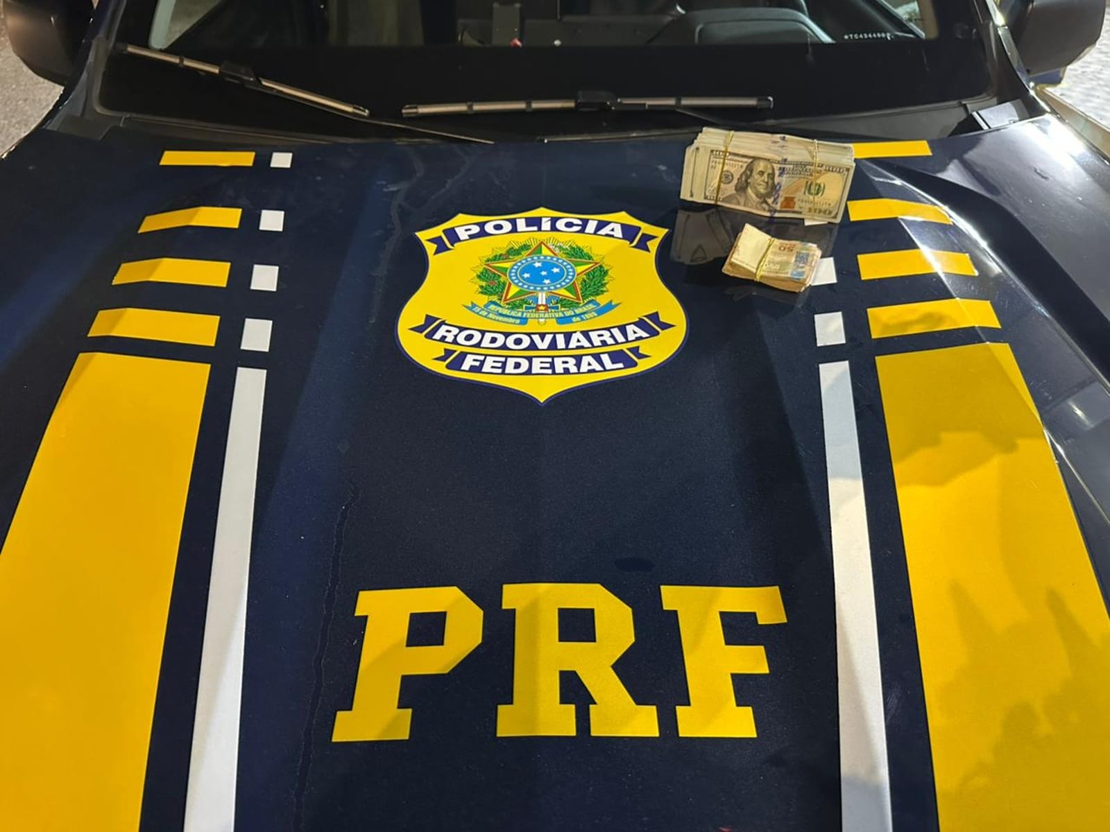 PRF prende motorista de Santa Cruz do Sul com 32 mil dólares escondidos na jaqueta em Bagé 2 PRF prende motorista de Santa Cruz do Sul com 32 mil dólares escondidos na jaqueta em Bagé