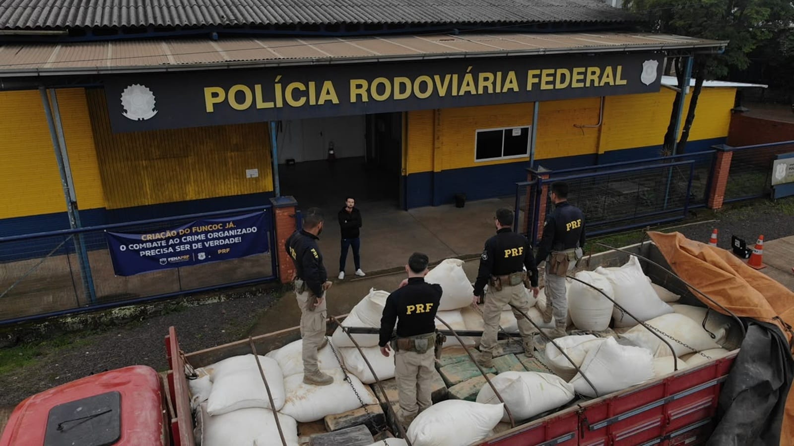 PRF apreende 800 kg de maconha escondidos em carga de ração em Lajeado