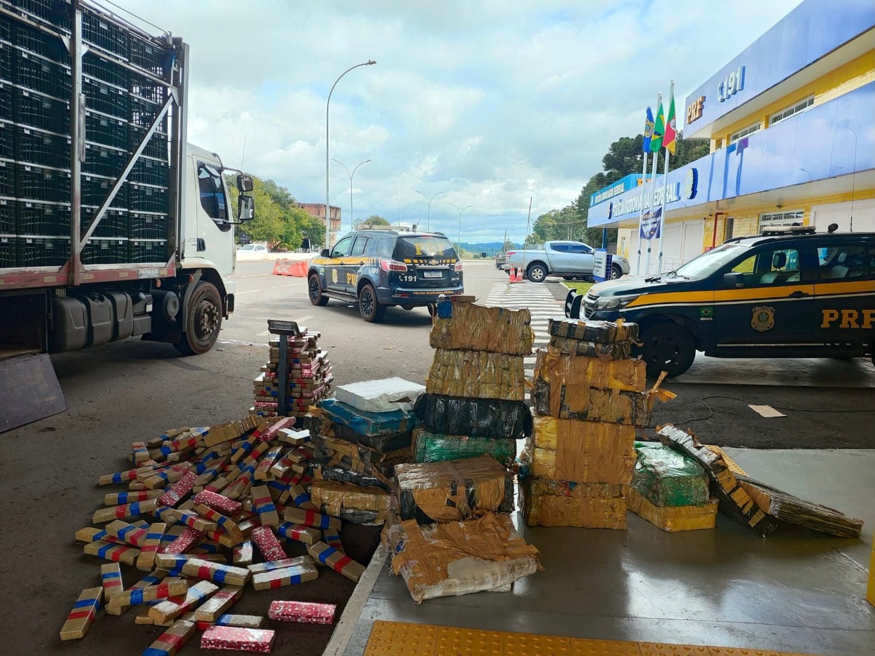 Quase 1 tonelada de droga é apreendida após perseguição em Passo Fundo 2 Quase 1 tonelada de droga é apreendida após perseguição em Passo Fundo